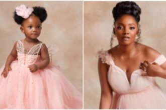 Video captures adorable moment Simi and her 2-year-old daughter sang together