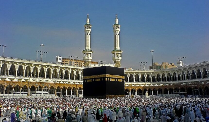 Thousands face uncertainty over Umrah pilgrimage amid Saudi visa suspension