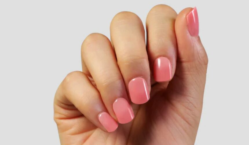 Manicure replaces bank cards for online payments