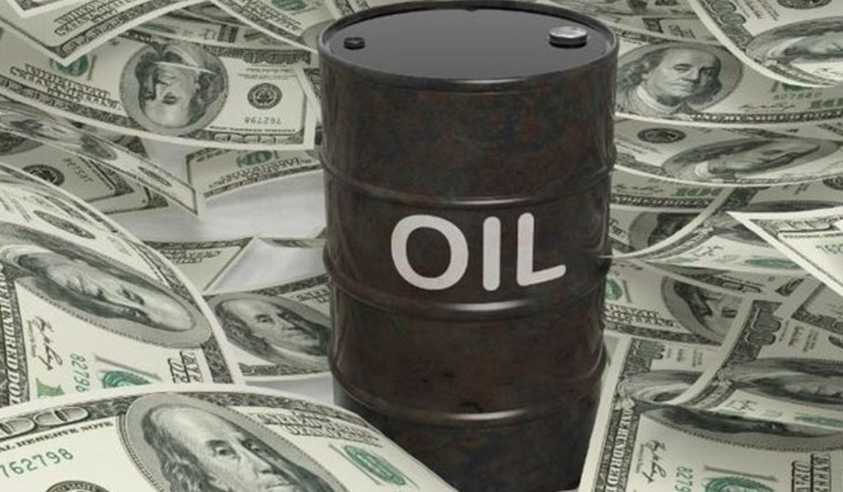 Oil Prices Climb as Supply Tightens, Dollar Weakens Amid Mideast Caution