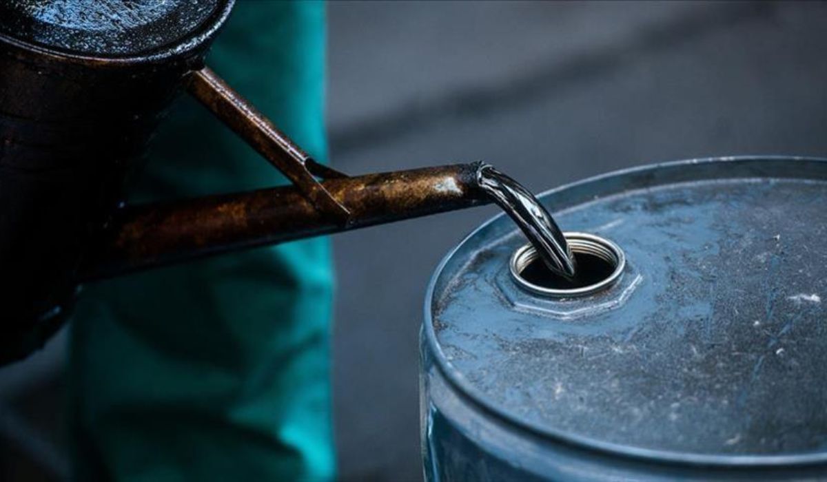 Oil Prices Dip as U.S. Fuel Stockpiles Surge, OPEC+ Output Grows