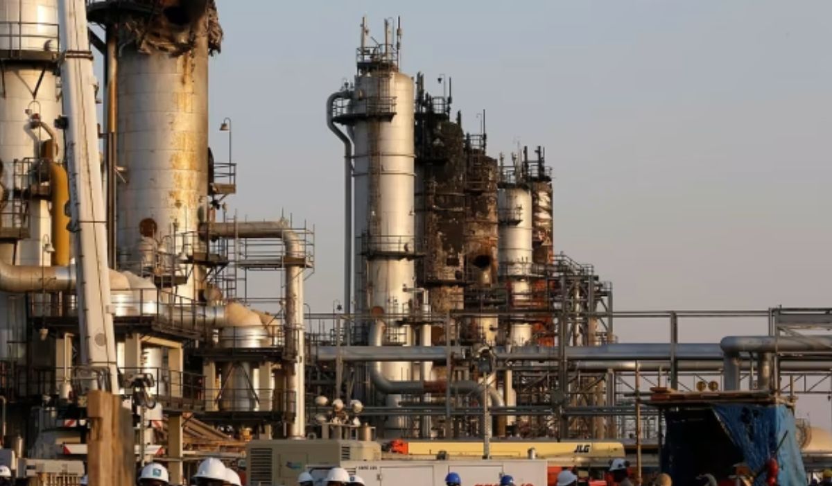 Oil Prices Fluctuate Amid U.S.-Iran Tensions as Strait of Hormuz Remains Open