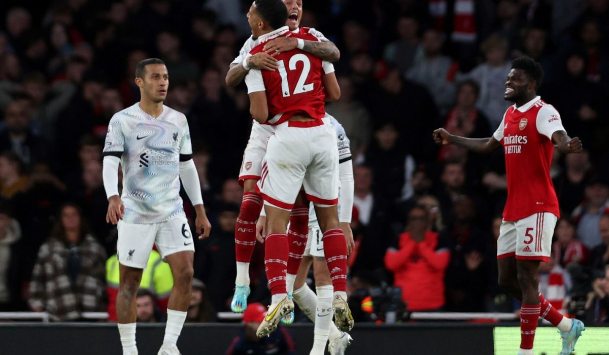 Arsenal Smash Forest 3-0 to Regain Premier League Top Spot! 