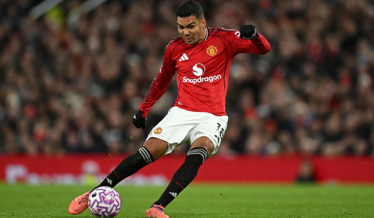 Man United Dent Villa to Move to Third as Spurs Steal Draw from Liverpool